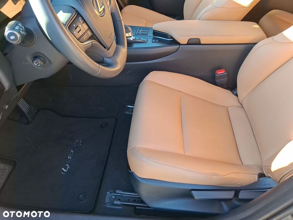 Lexus UX 2025
