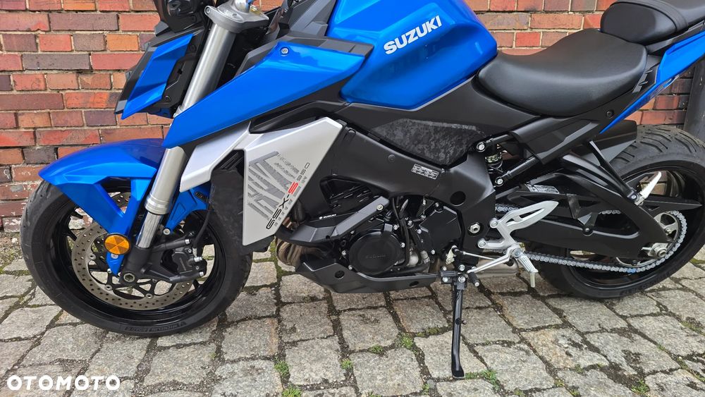 Suzuki GSX - 6