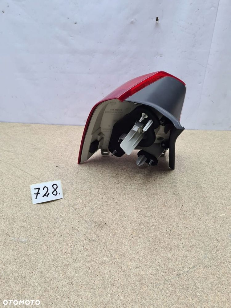 VOLVO V70 XC70 LAMPA TYŁ PRAWA - 2