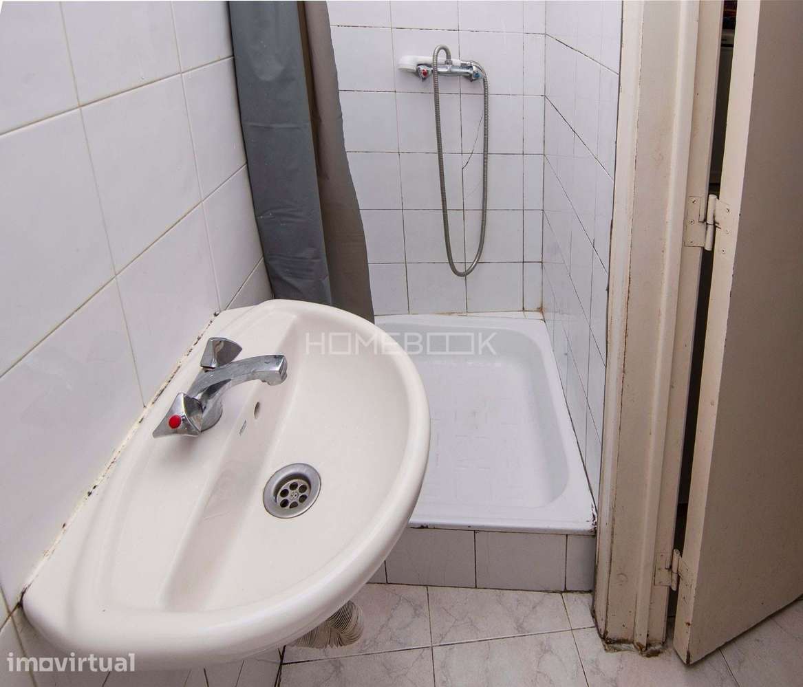 Apartamento T1 + 1 para remodelação total em Alfama - Grande imagem: 3/4
