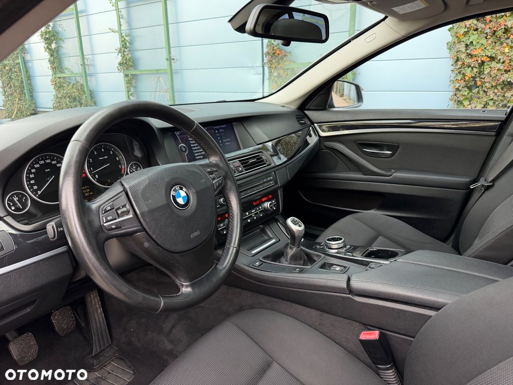 BMW Seria 5 523i - 33
