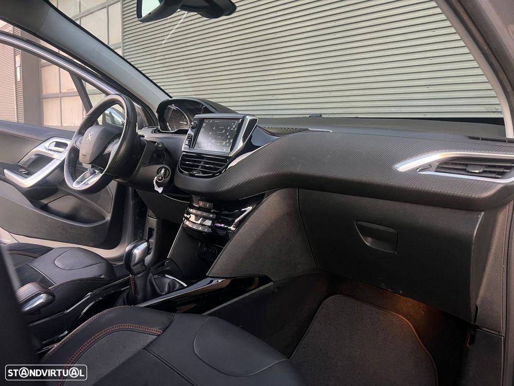 Peugeot 2008 1.2 PureTech Allure - 20