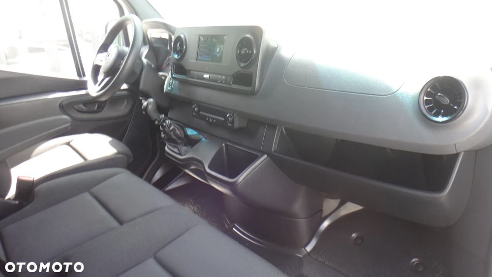 Mercedes-Benz Sprinter - 11