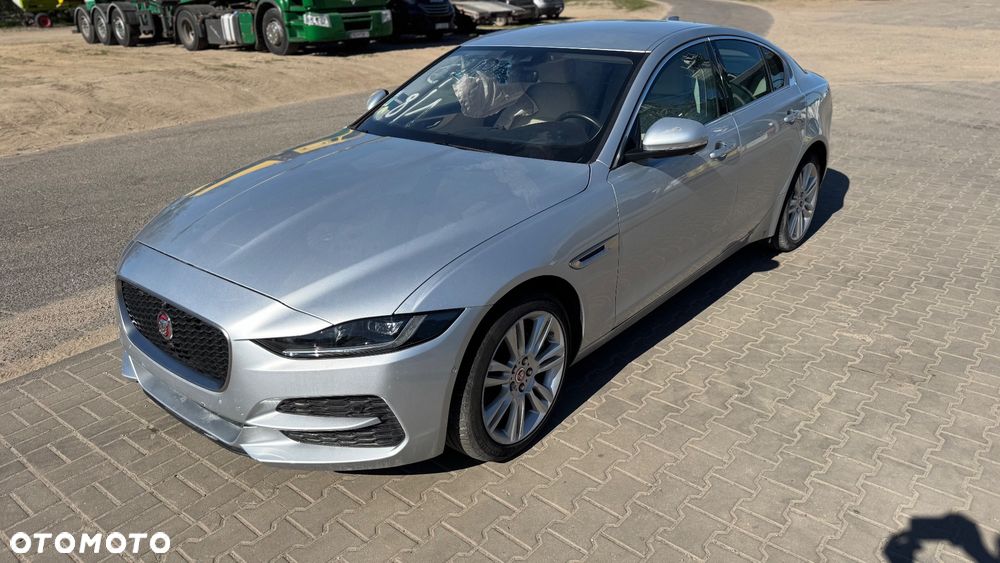 Jaguar XE 2.0 D Prestige - 1