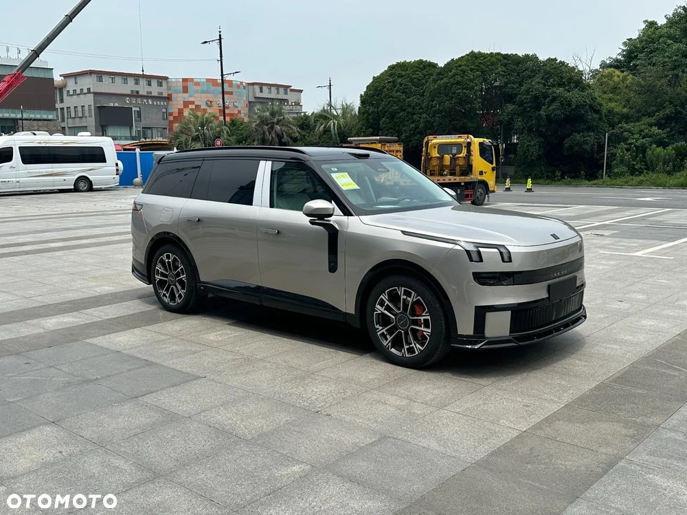 Lynk & Co 900 - 12