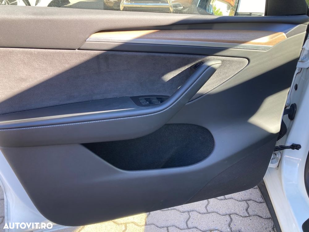Tesla Model Y Long Range Dual Motor AWD - 26