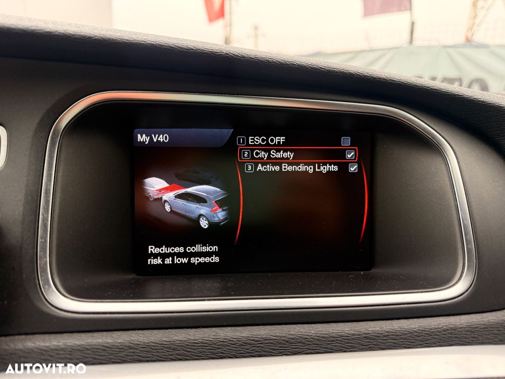 Volvo V40 Cross Country D3 Momentum - 11