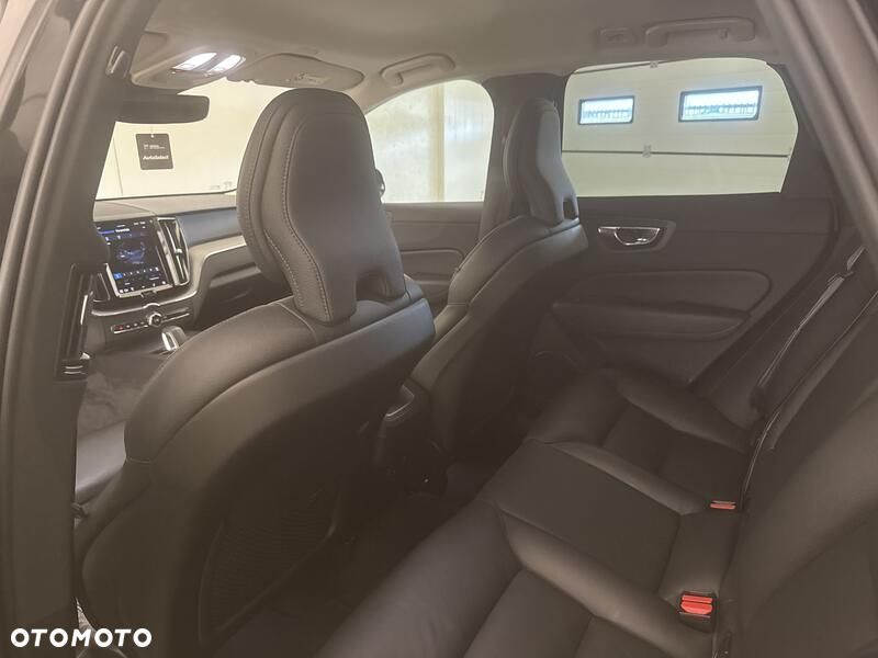 Volvo XC 60 B4 B Plus Dark - 18
