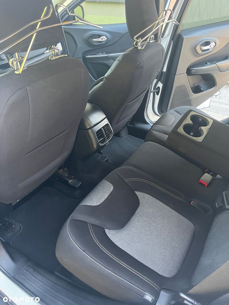 Jeep Cherokee - 13