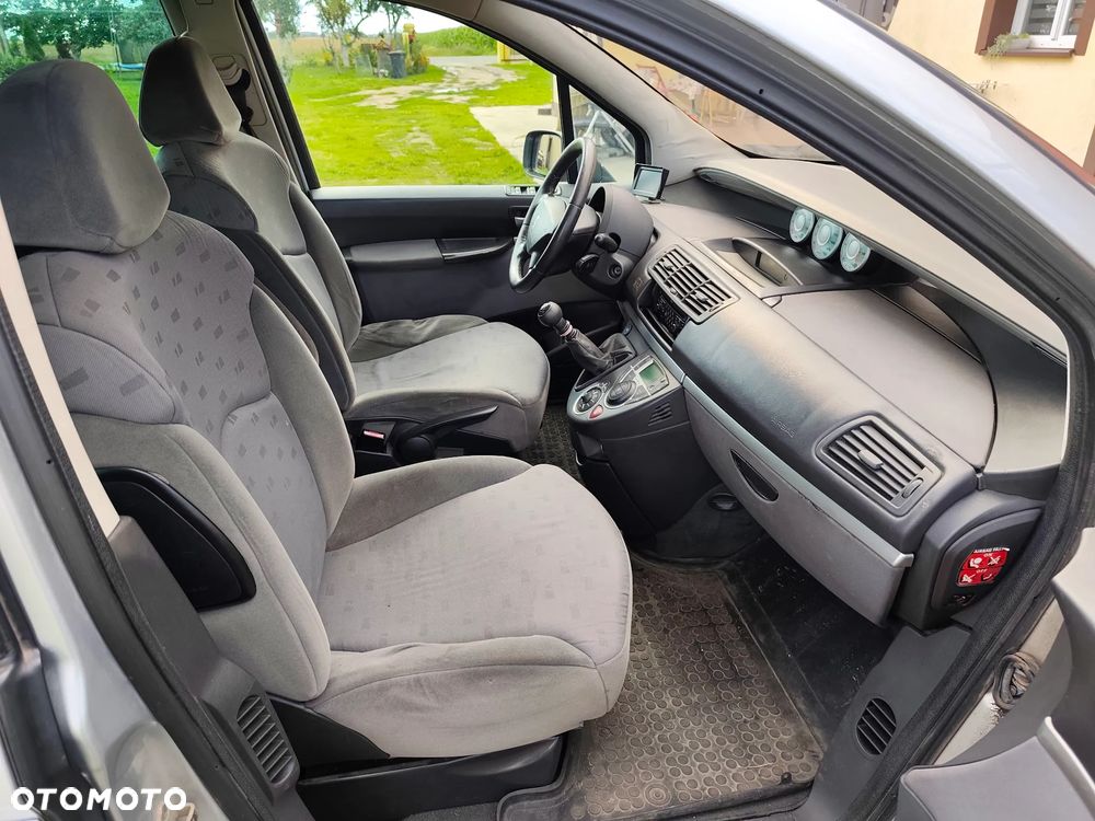 Peugeot 807 2.2 ST - 11