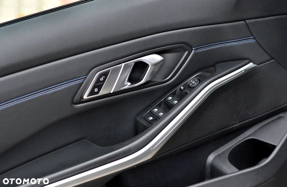 BMW Seria 3 318d M Sport Shadow - 16