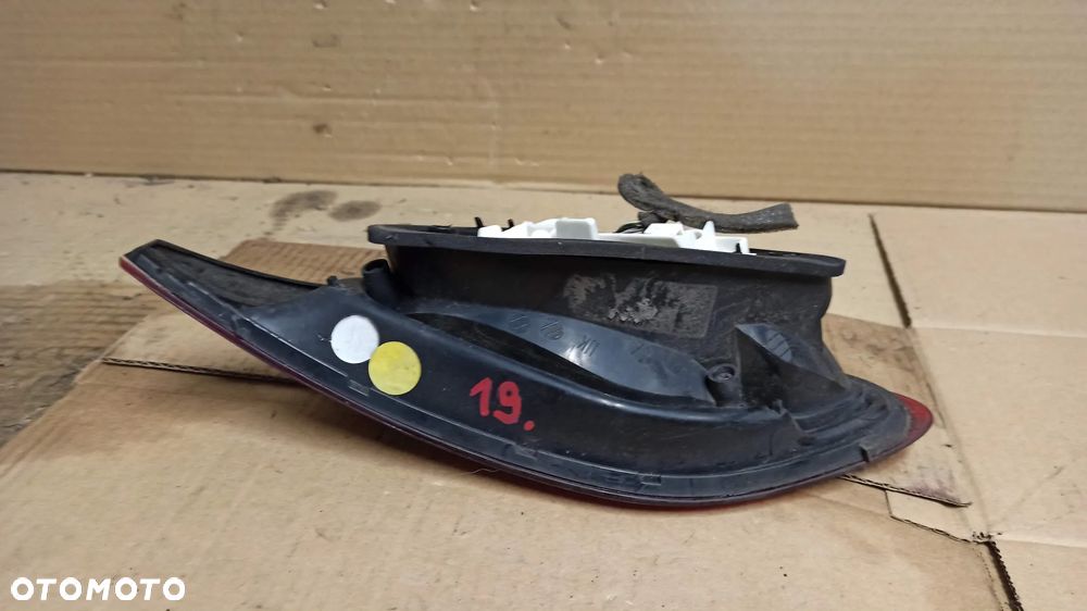 # LAMPA TYLNA LEWA W KLAPĘ OPEL ASTRA J - 2