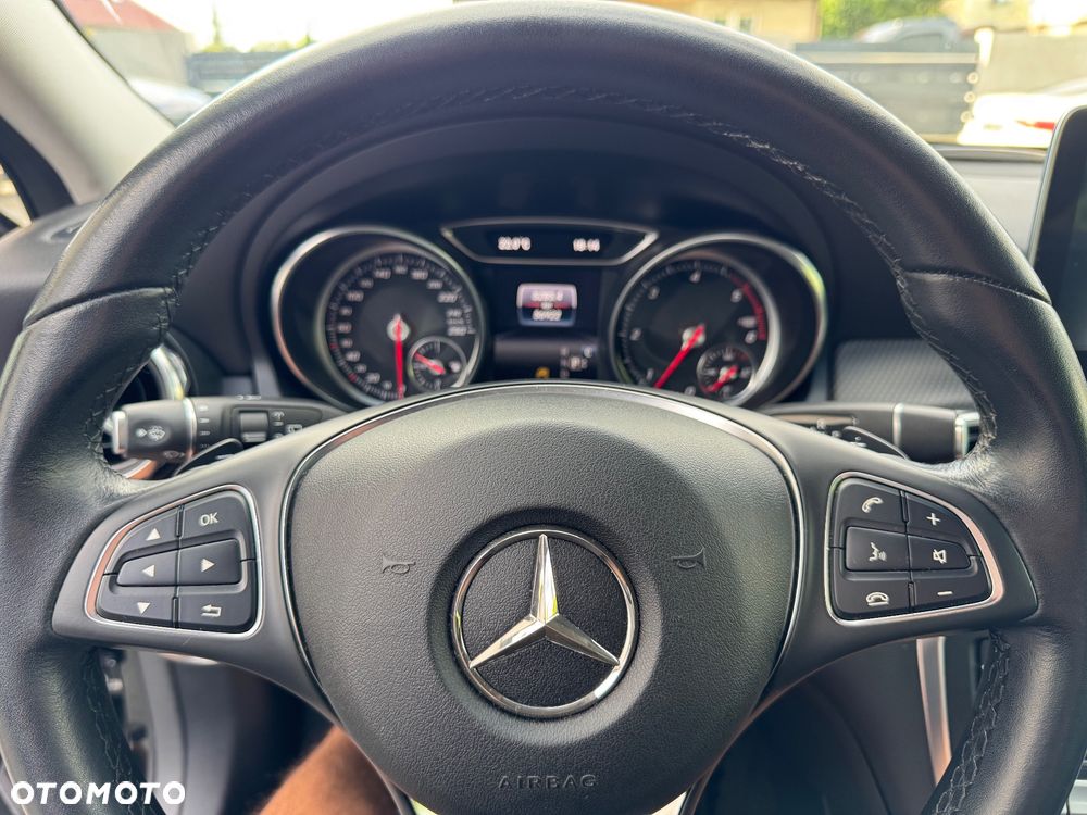 Mercedes-Benz GLA 200 d 4Matic 7G-DCT - 28