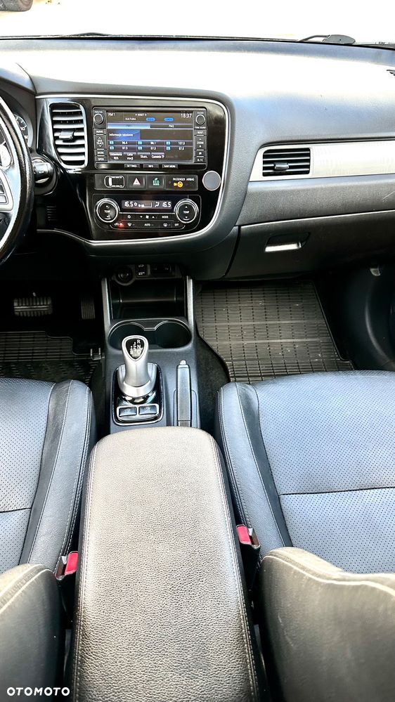 Mitsubishi Outlander 2.0 4WD Plug-In Hybrid - 25