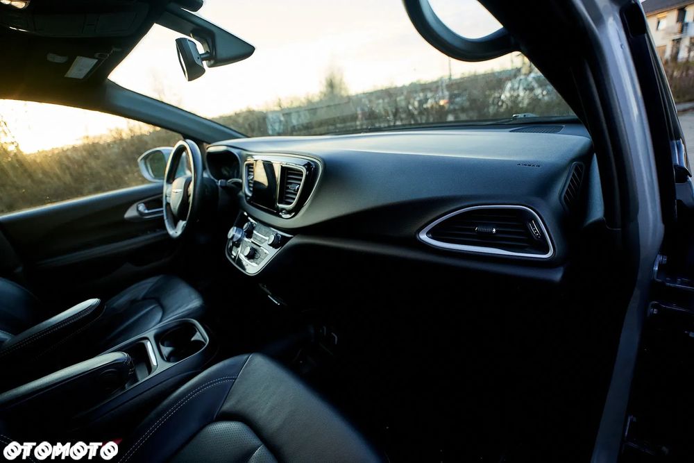 Chrysler Pacifica - 34