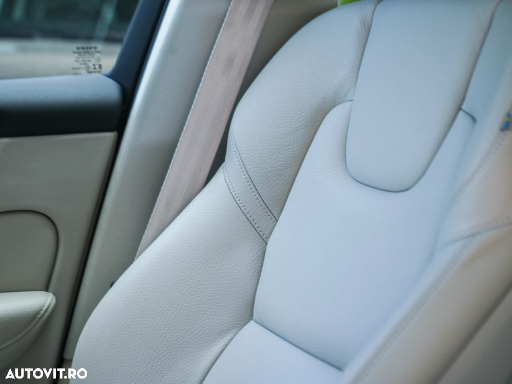 Volvo XC 60 B4 MHEV AT8 AWD Inscription - 36