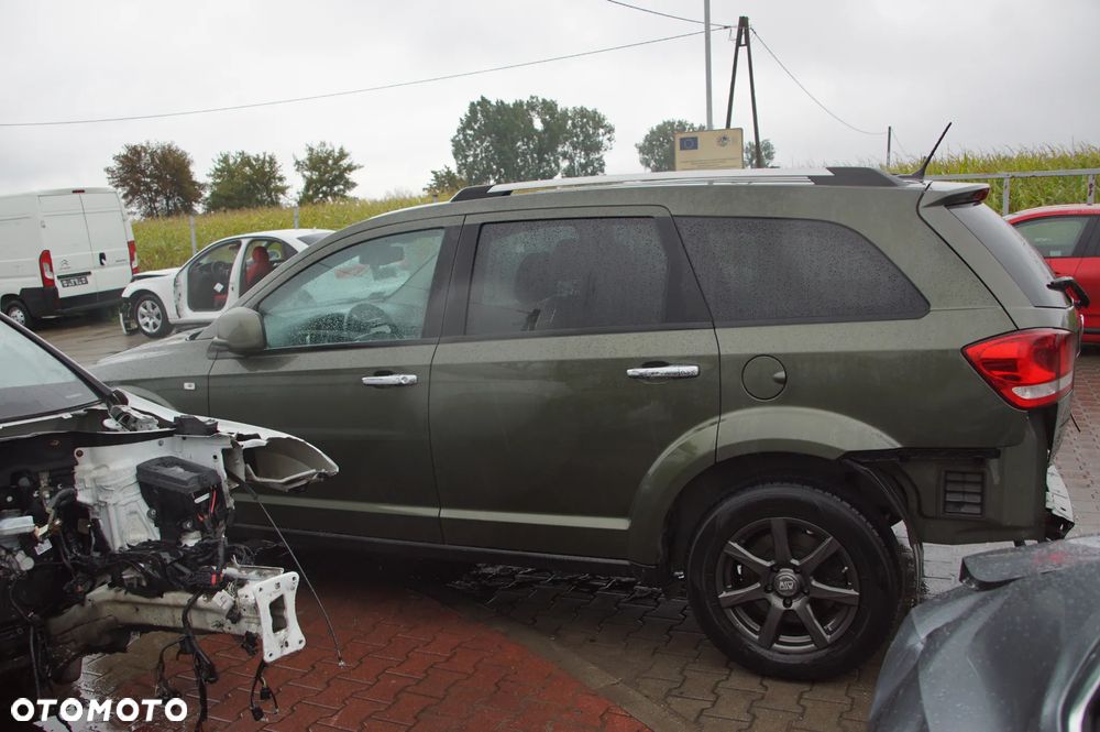 Auto na części - Fiat Freemont 2.0 Multijet 170 KM 71770239 55251728 370A 2013R Silnik Skrzynia Drzwi Szyba Zderzak Błotnik Klapa Maska Lampa Lusterko Deska Kokpit Sterownik Moduł Czujnik Licznik Wyświetlacz Kierownica - 7