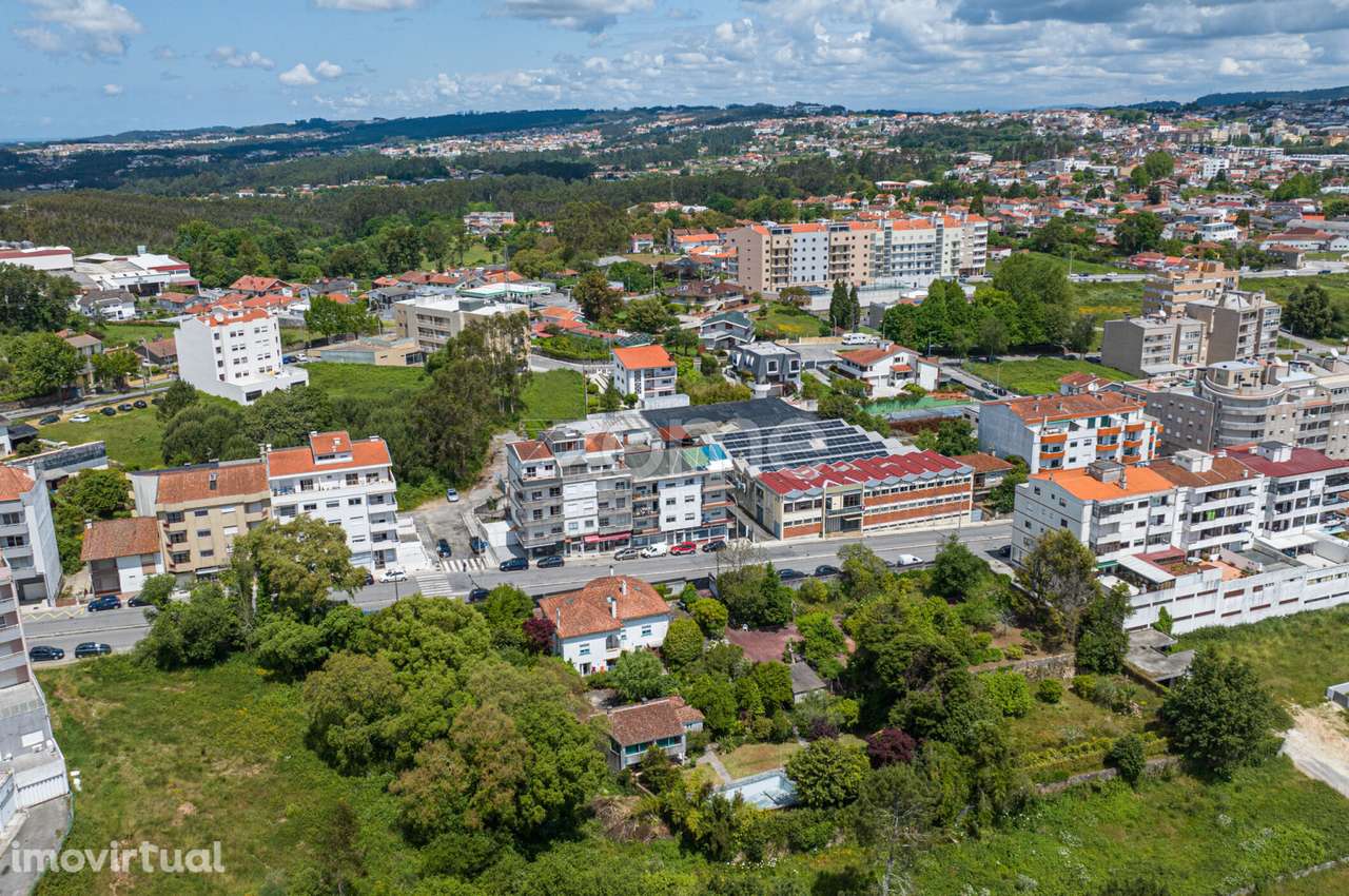 Armazém ao centro de São João da Madeira - Grande imagem: 5/51