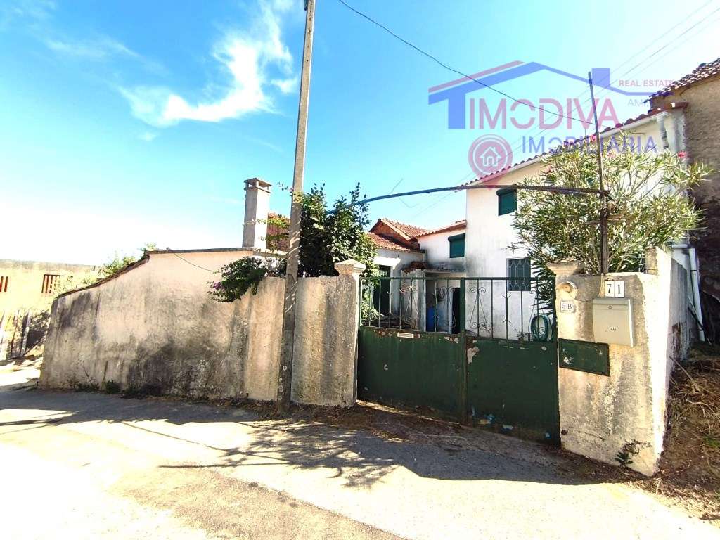 Moradia T2+1 habitável com casa de arrumos e terreno em Graça