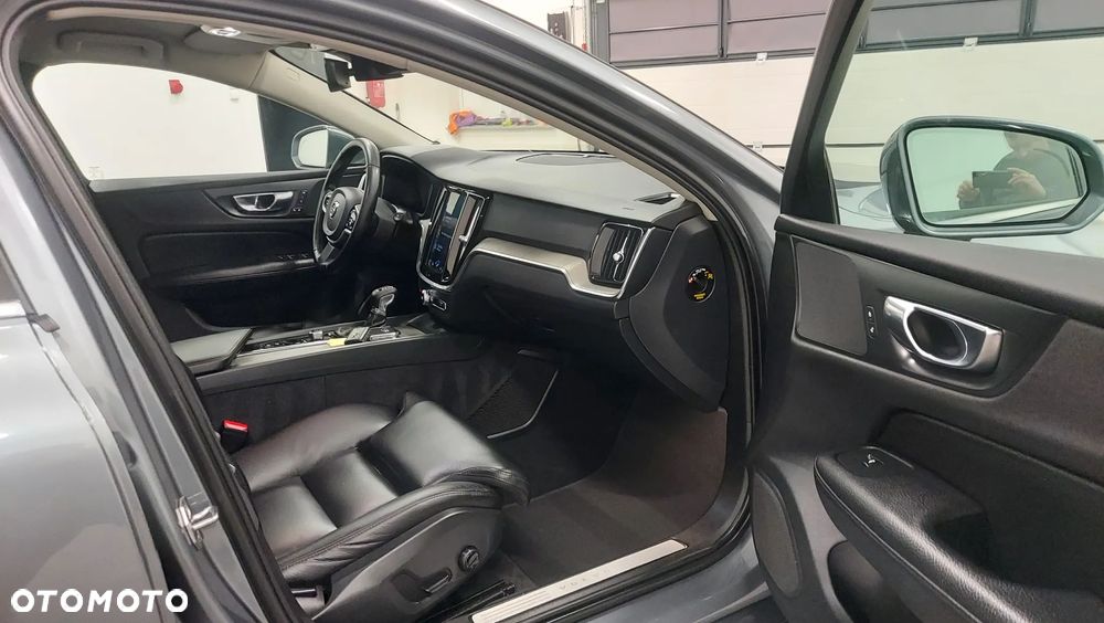Volvo V60 D4 R-Design - 8