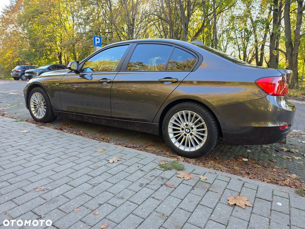 BMW 320I 2012 photo 4