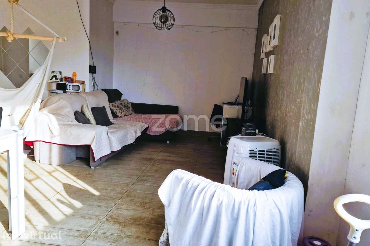 Apartamento T2 + Loja + Garagem + Anexos em Abóboda, São D. de Rana - Grande imagem: 2/10
