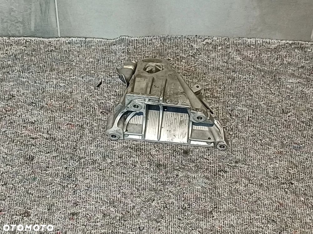 NR 14 Łapa silnika prawa strona BMW X5 E70 3.0TDI 6790022 - 6