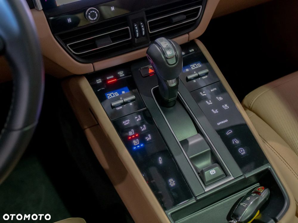 Porsche Macan T - 24