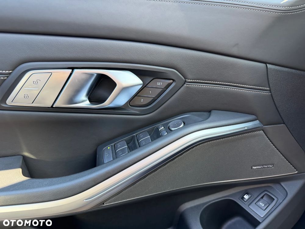 BMW Seria 3 330e xDrive M Sport - 21