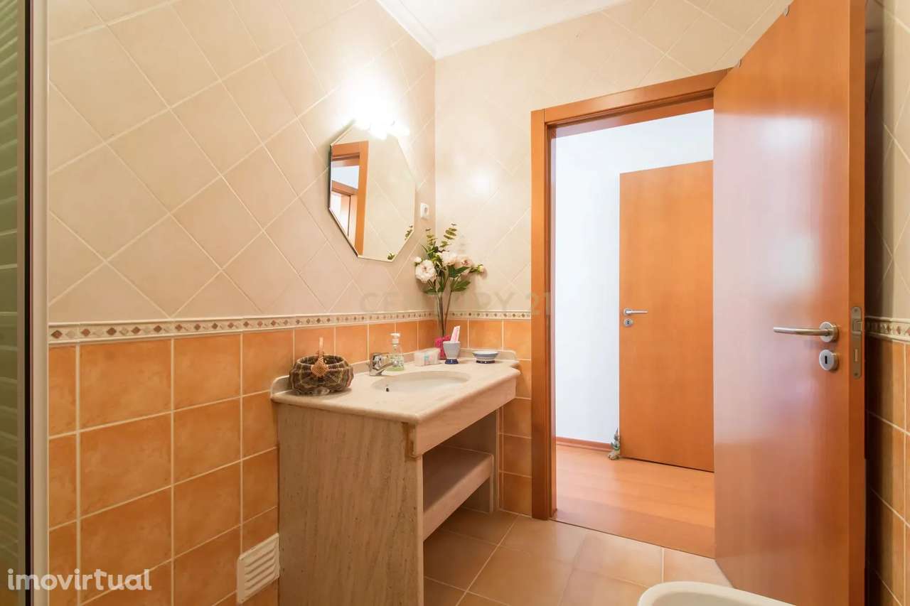 NAO PERCA ESTA GRANDE OPORTUNIDADE! FABULOSO TRIPLEX MODERNO T2+1 COM - Grande imagem: 2/16