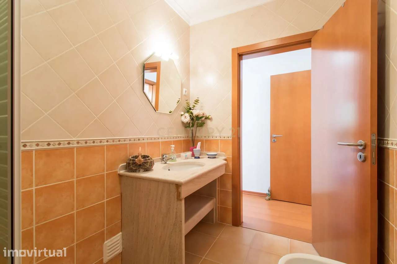 NAO PERCA ESTA GRANDE OPORTUNIDADE! FABULOSO TRIPLEX MODERNO T2+1 COM - Grande imagem: 2/16