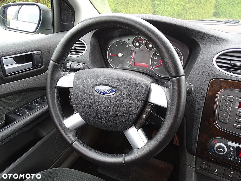Ford Focus 1.8 FF Ghia - 25