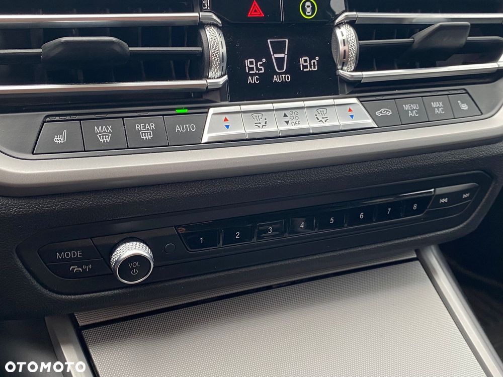 BMW Seria 3 320d xDrive - 23