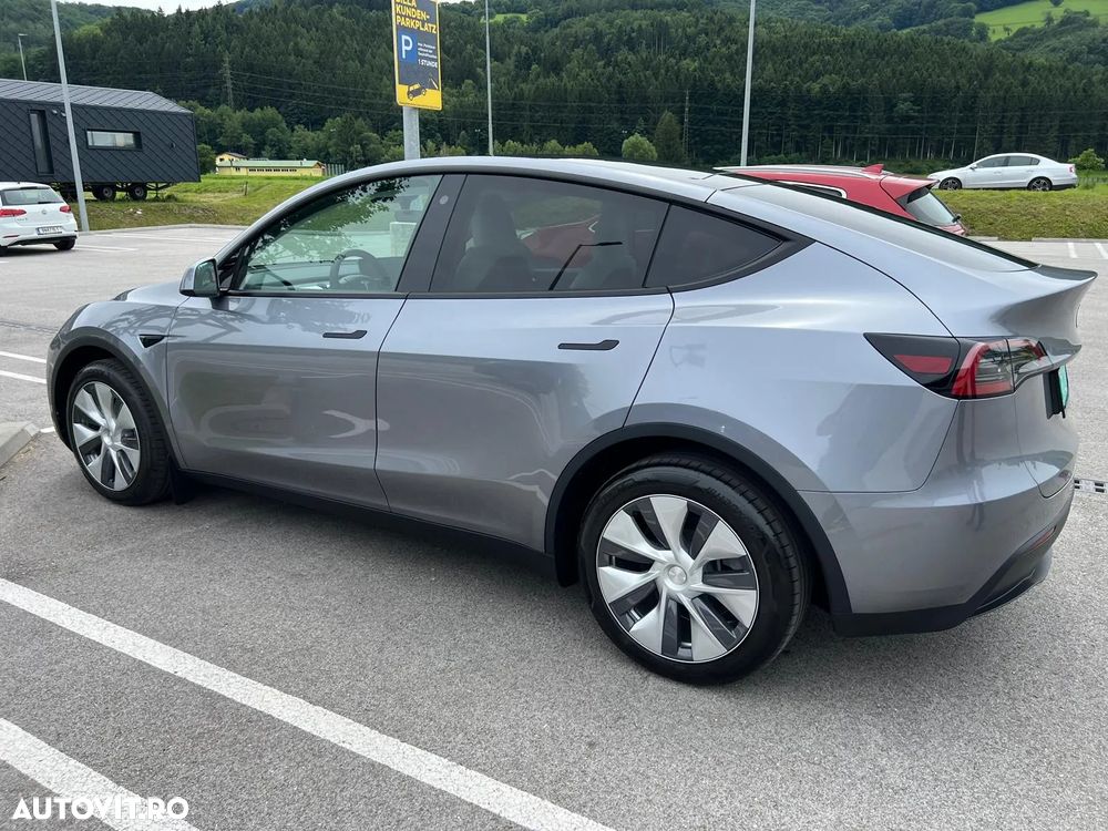 Tesla Model Y - 7