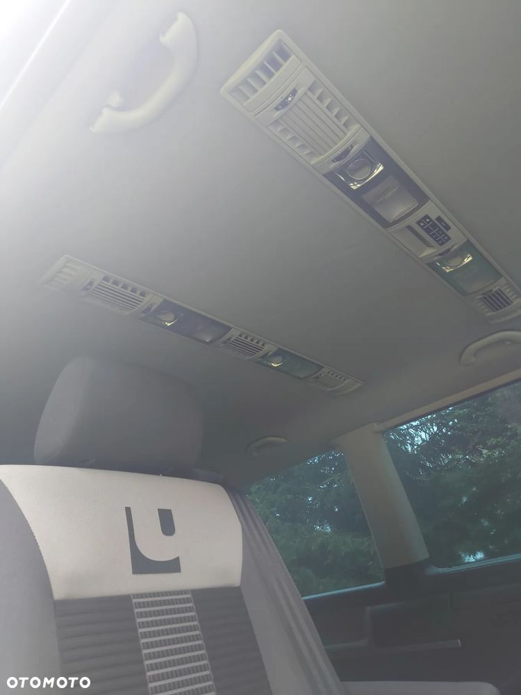 Volkswagen Caravelle - 10