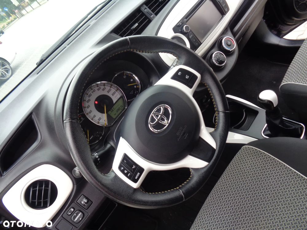 Toyota Yaris 1.0 Premium - 23