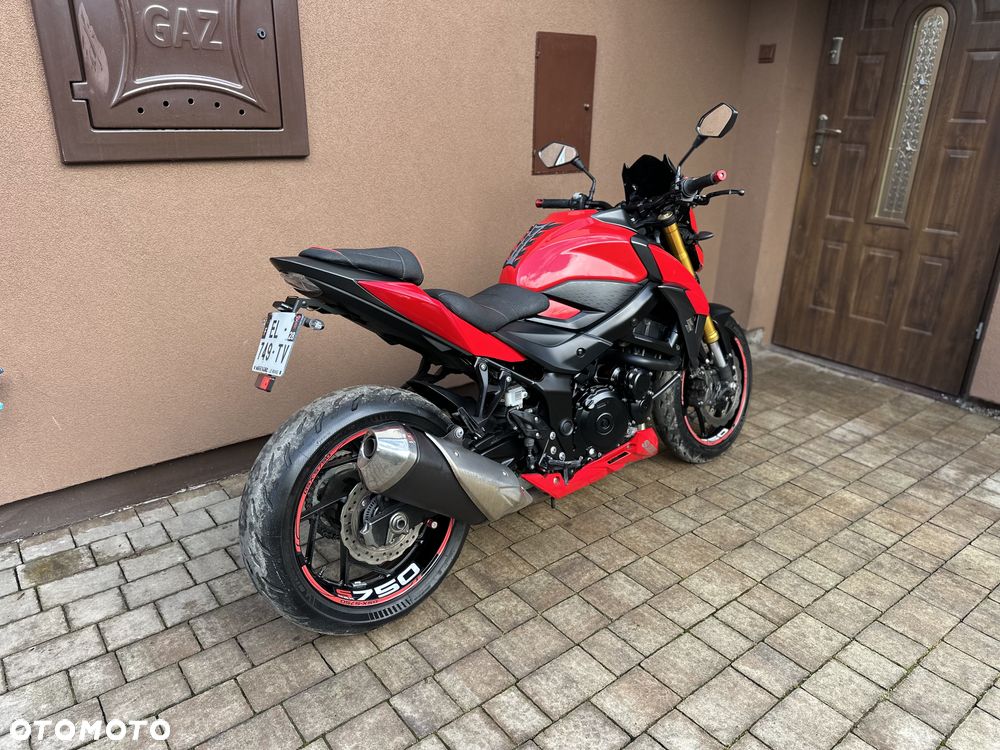 Suzuki GSX - 6