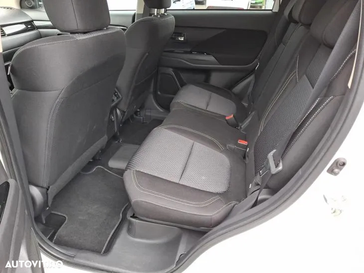 Mitsubishi Outlander 2.4 4WD Plug-In Hybrid - 13