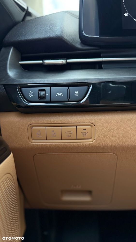 Kia Carnival - 23