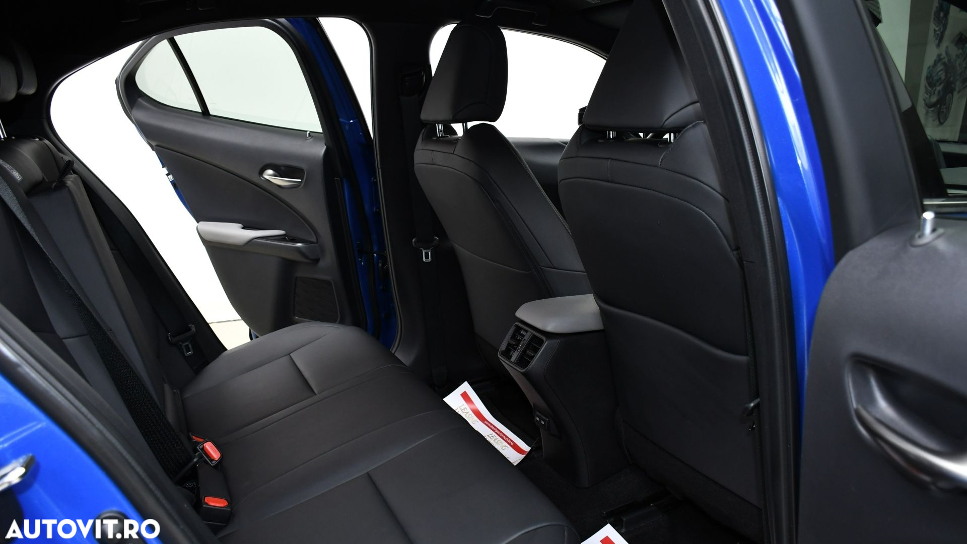 Lexus UX 250h (E-FOUR) Launch Edition - 12