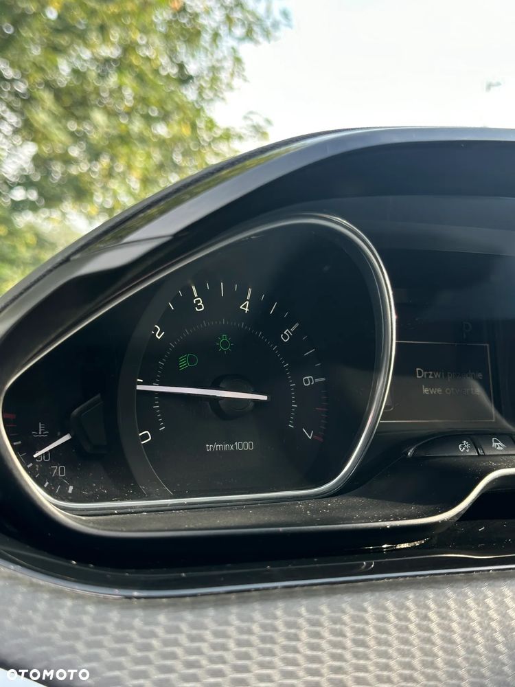 Peugeot 2008 1.2 Pure Tech Allure S&S EAT6 - 24