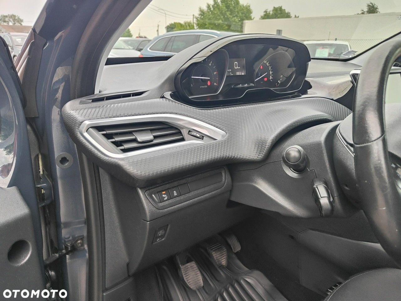 Peugeot 208 - 10