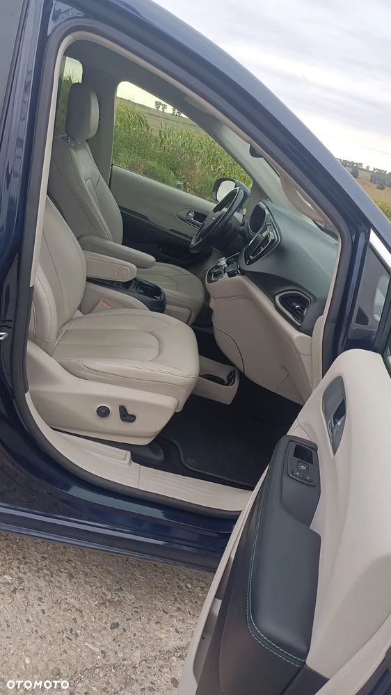 Chrysler Pacifica - 11