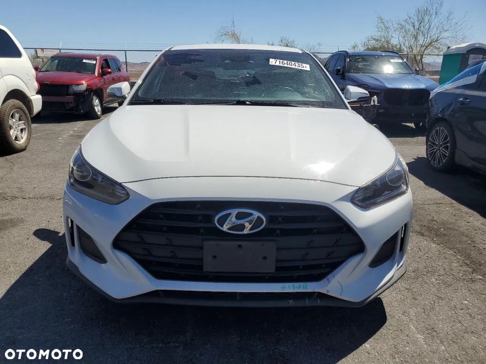 Hyundai Veloster - 2