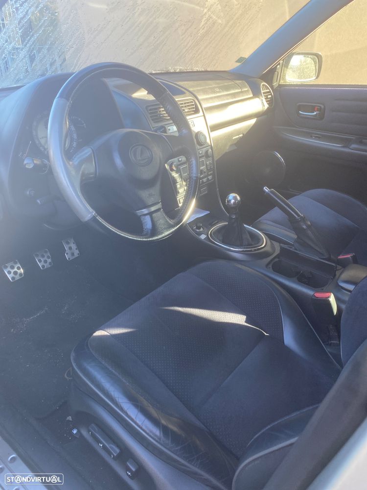 Lexus IS 200 SportCross - 5