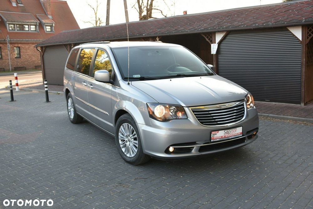 Chrysler Town & Country - 18