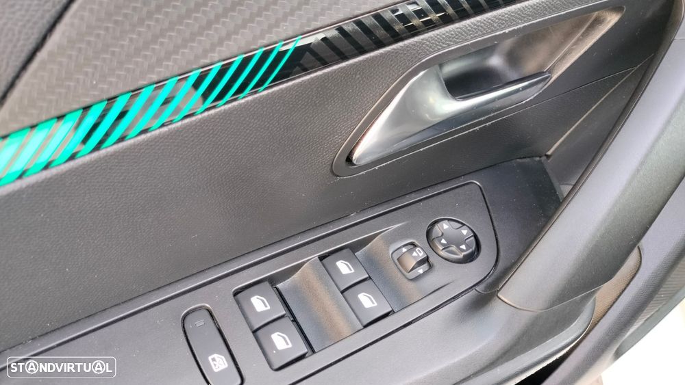 Peugeot 2008 1.2 PureTech Allure Pack EAT8 - 33