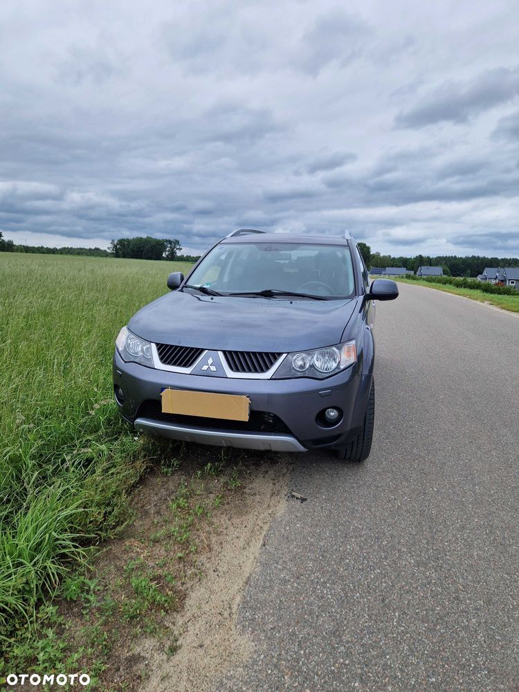 Mitsubishi Outlander - 2