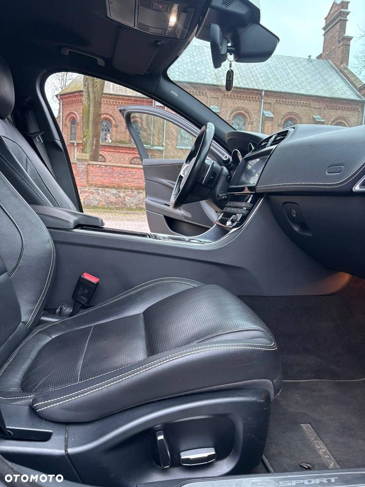 Jaguar XE E-Performance R-Sport - 19