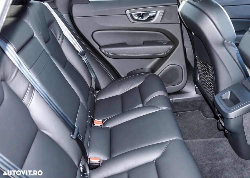 Volvo XC 60 B4 MHEV AWD Momentum Pro - 8